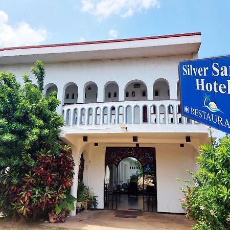 Hotel Silver Sands 니곰보 외부 사진